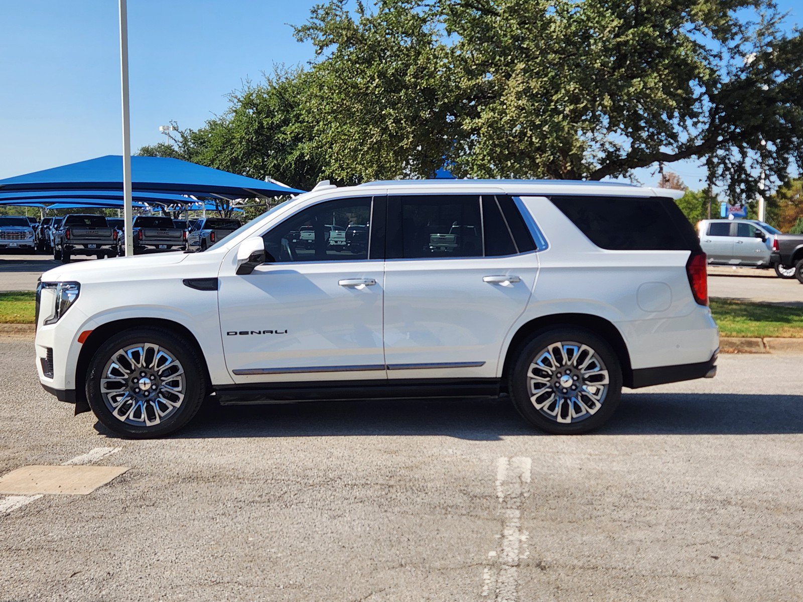 Used 2023 GMC Yukon Denali Ultimate AWD/4WD image 3