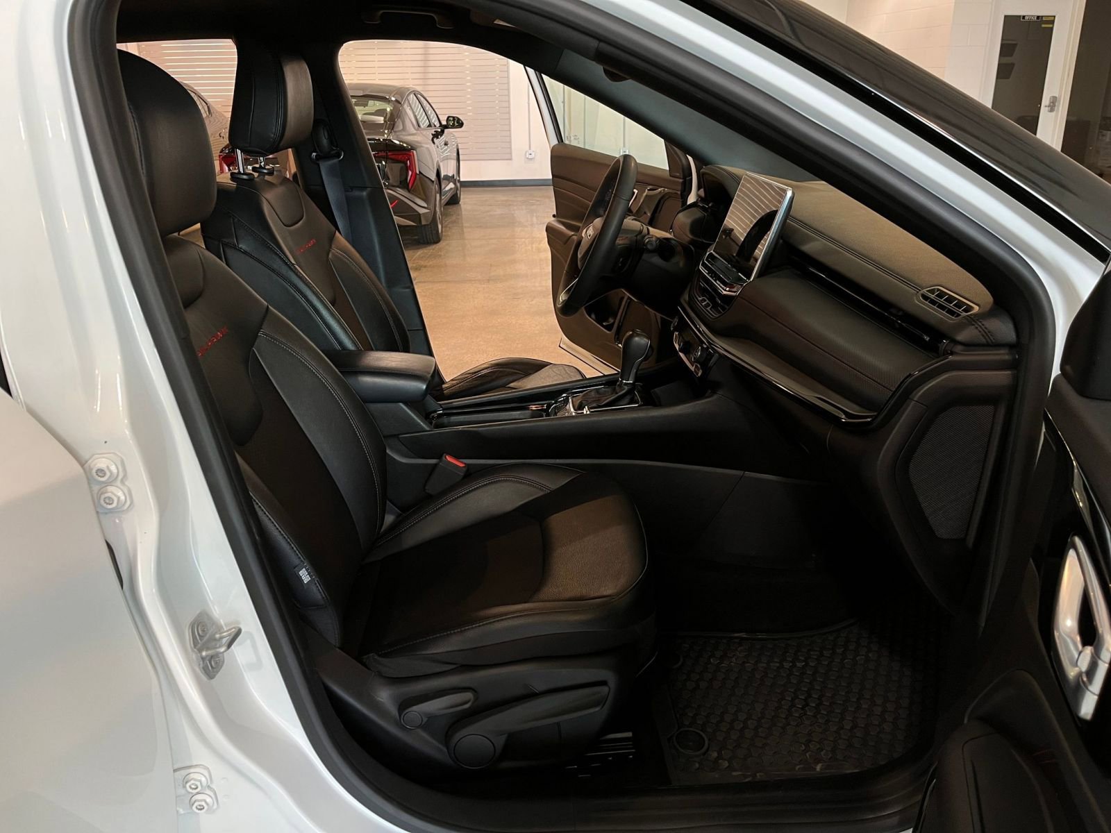 Used 2025 Jeep Compass Trailhawk AWD/4WD image 36