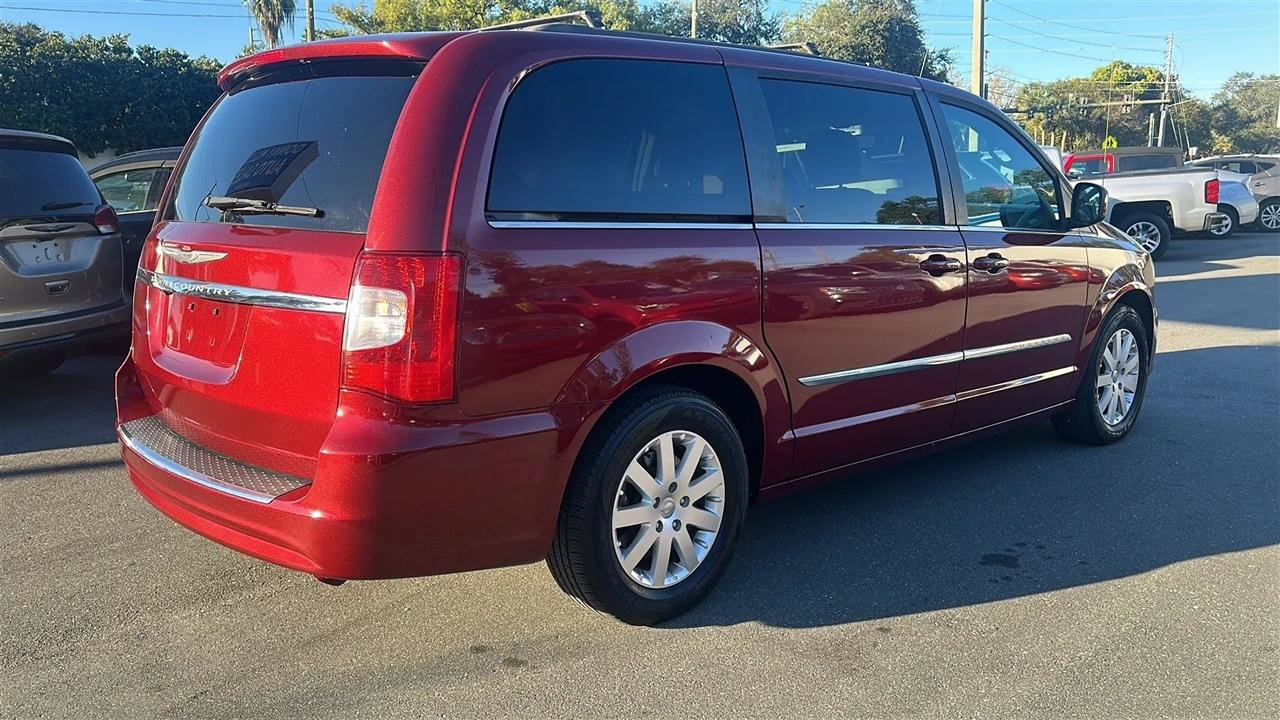 Used 2016 Chrysler Town & Country Touring FWD image 10