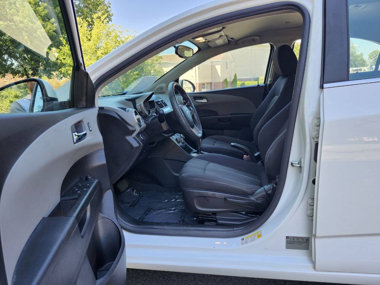 Used 2015 Chevrolet Sonic LT FWD image 4