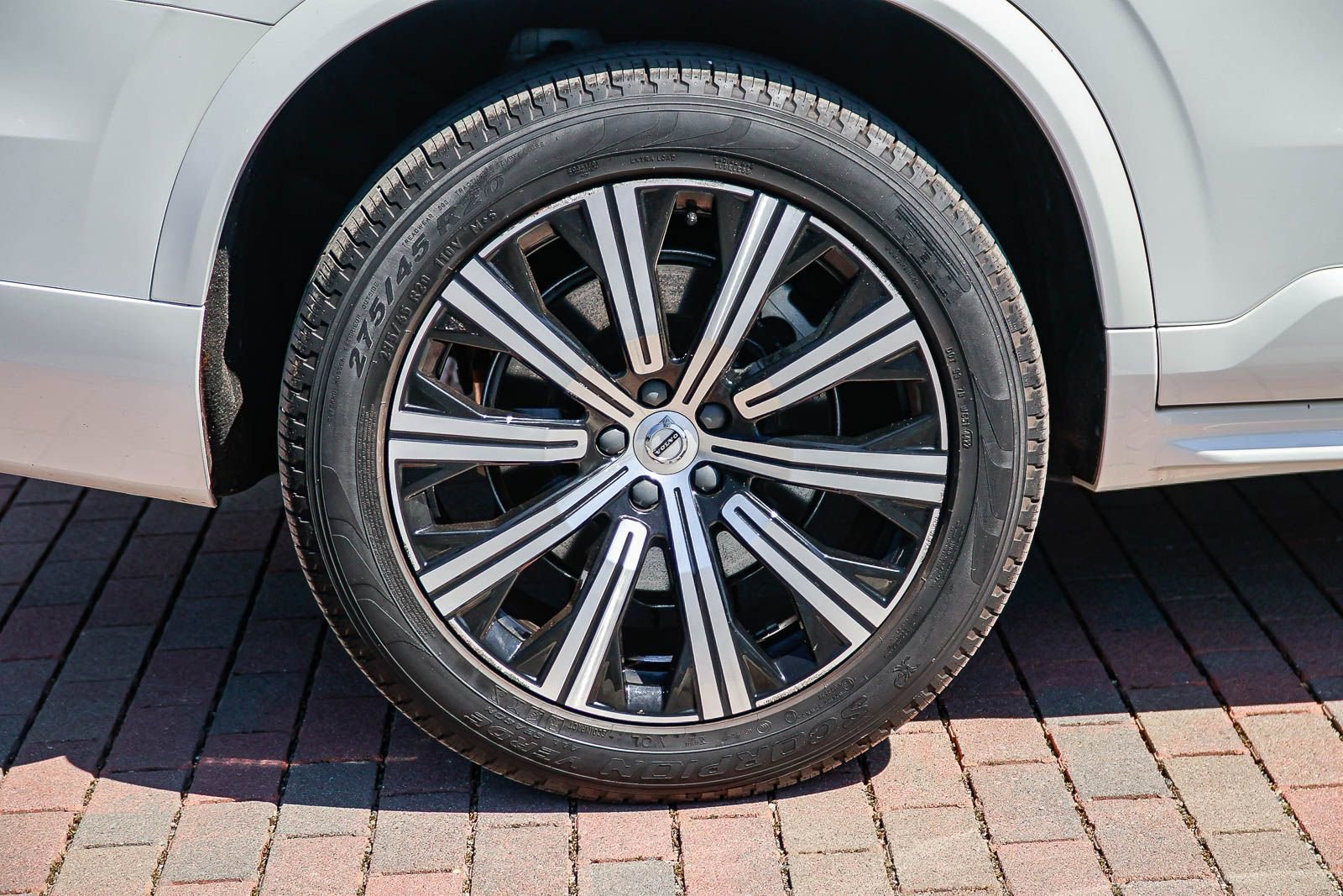 Used 2023 Volvo XC90 B5 Core image 9