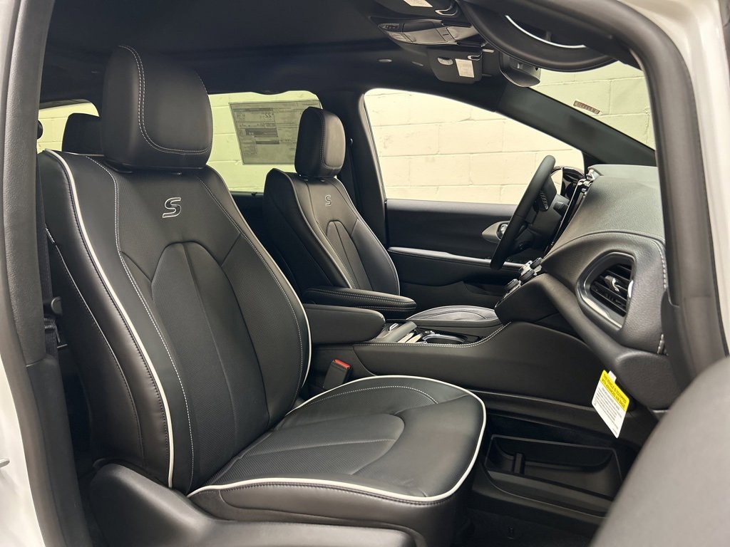 New 2026 Chrysler Pacifica Limited image 11