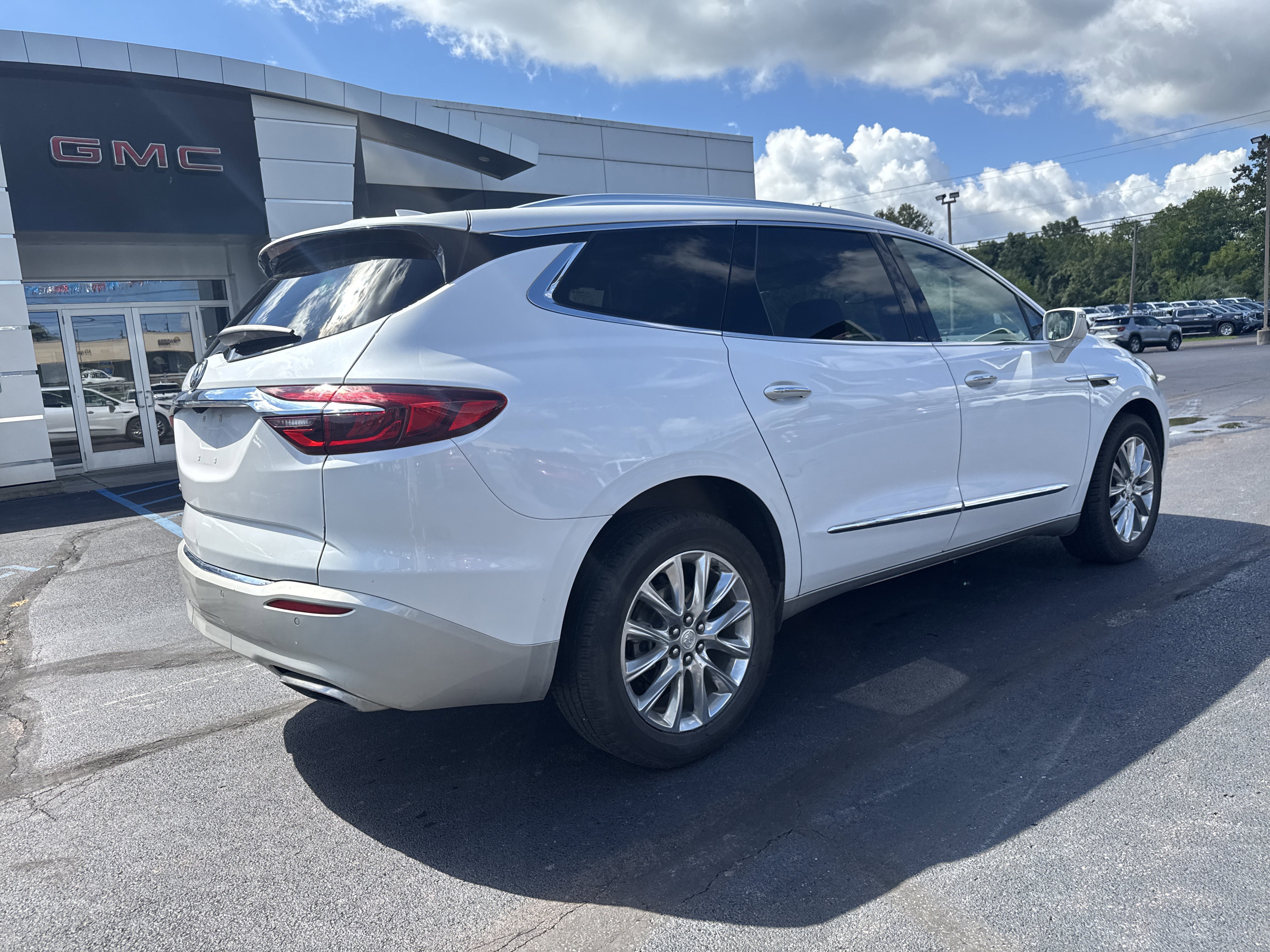 Used 2020 Buick Enclave Premium w/ Sun and Sites Package image 3