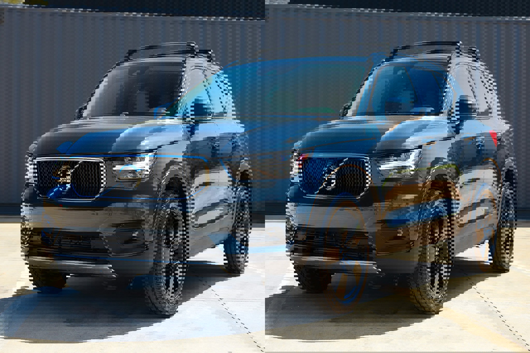 Used 2021 Volvo XC40 T4 Momentum w/ Protection Package Premier image 4