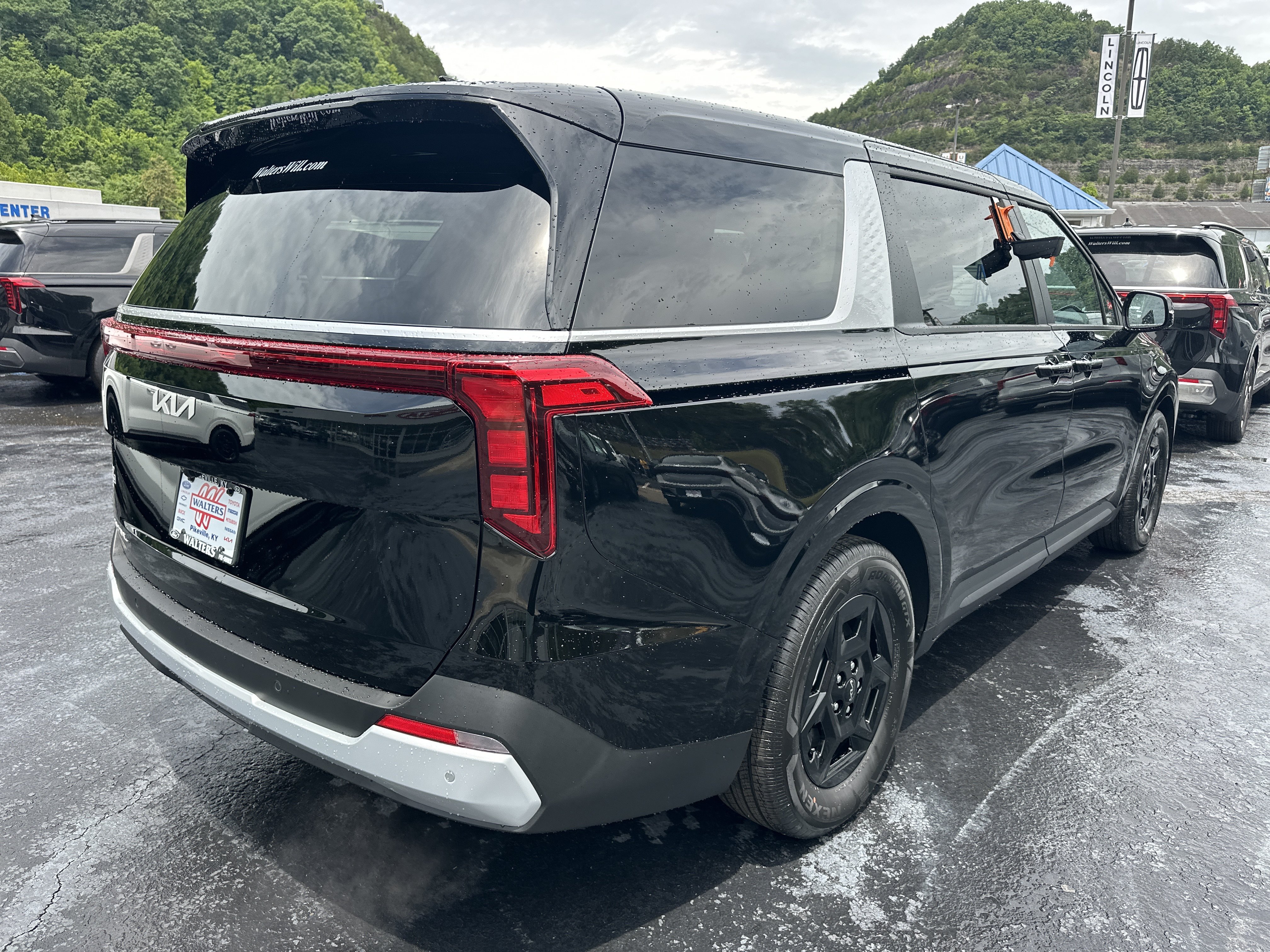 New 2026 Kia Carnival FWD image 2