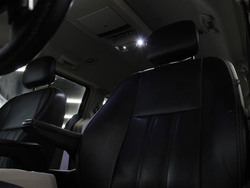 Used 2016 Chrysler Town & Country Touring FWD image 8