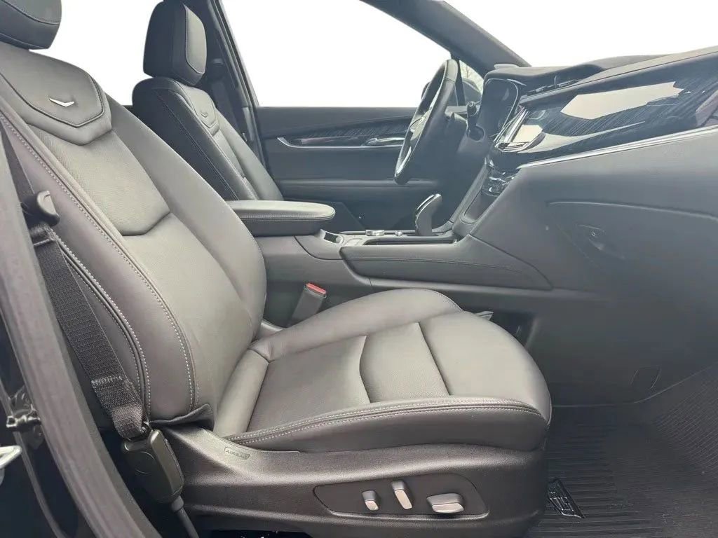 Used 2024 Cadillac XT6 Premium Luxury w/ Technology Package image 14