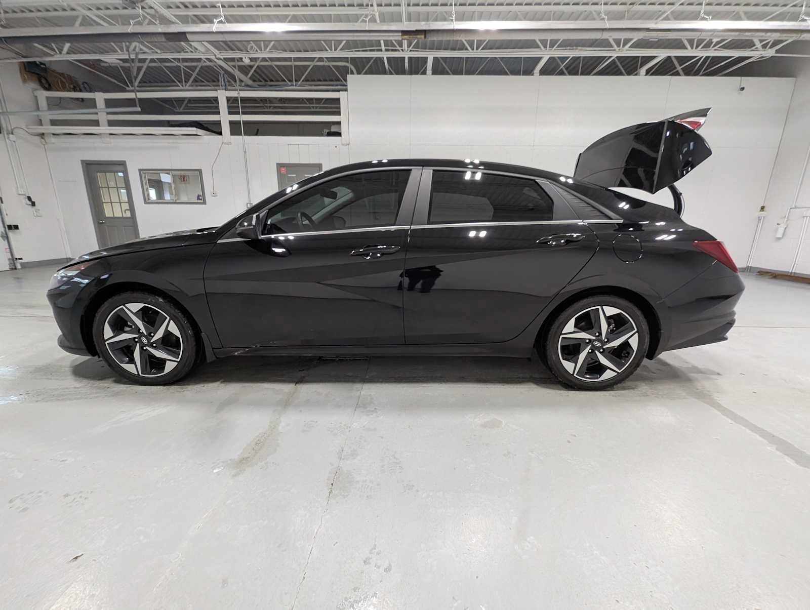 Used 2023 Hyundai Elantra Limited w/ Cargo Package image 12