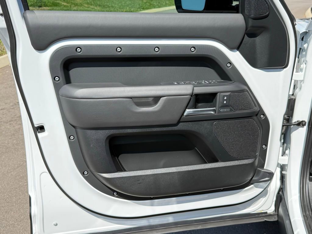 New 2026 Land Rover Defender 130 X-Dynamic SE image 16
