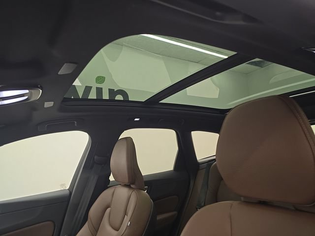 Used 2022 Volvo XC60 B5 Momentum AWD/4WD image 21
