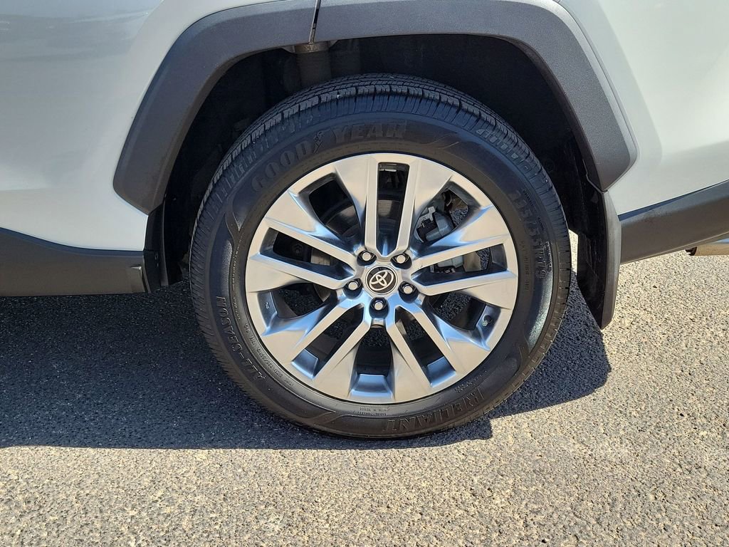 Used 2021 Toyota RAV4 XLE Premium image 11