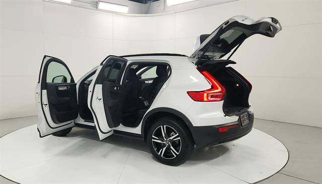 Used 2024 Volvo XC40 B5 Core image 30