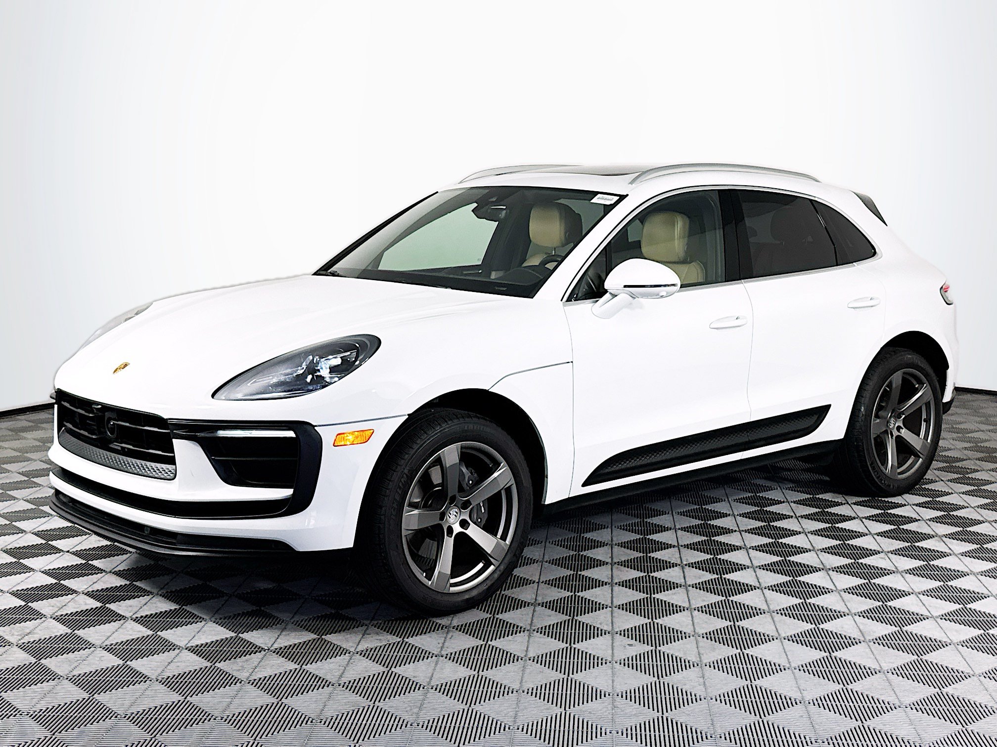 Used 2023 Porsche Macan AWD/4WD image 4