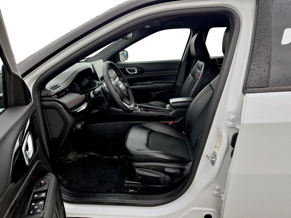 Used 2025 Jeep Compass Trailhawk image 28