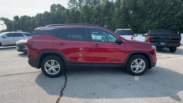 Used 2024 GMC Terrain SLE w/ Driver Convenience Package FWD image 9