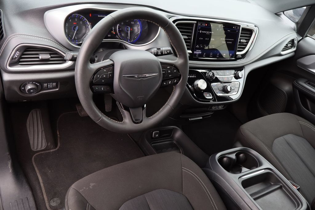 Used 2023 Chrysler Pacifica Touring FWD image 11