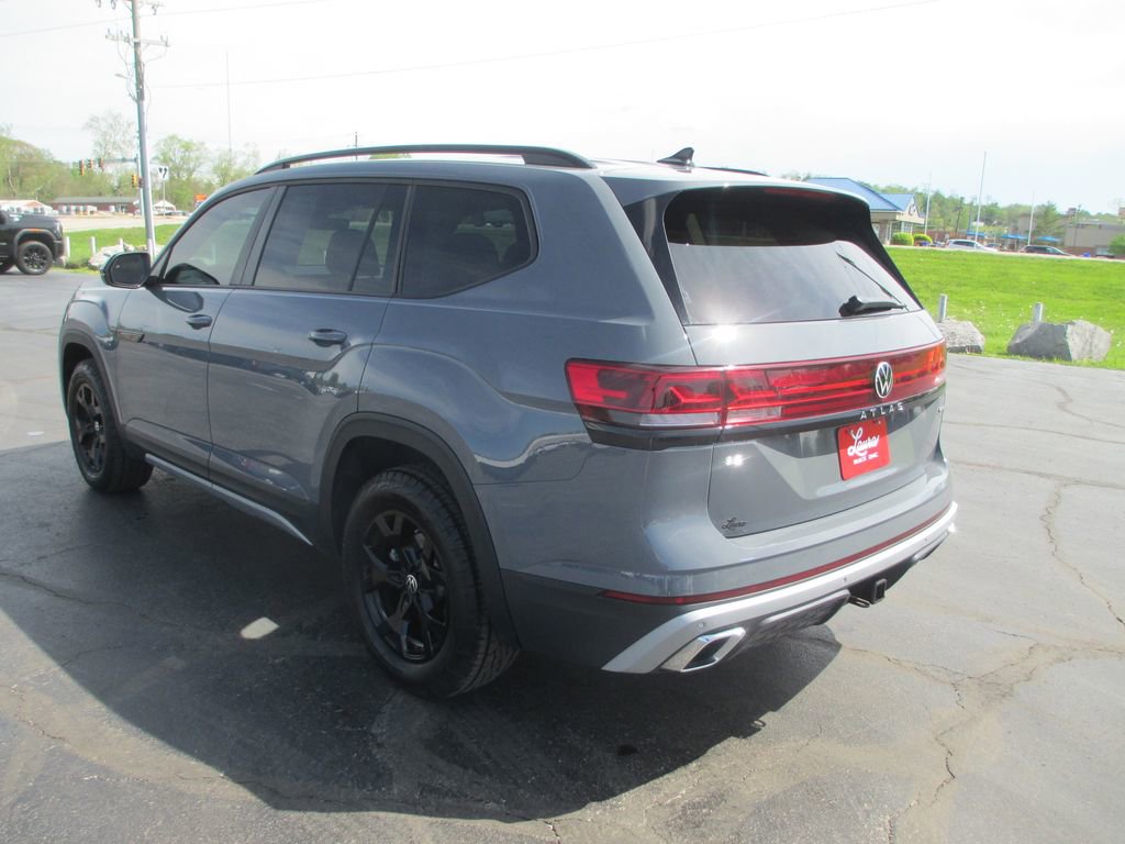Used 2025 Volkswagen Atlas Peak Edition SE AWD/4WD image 7