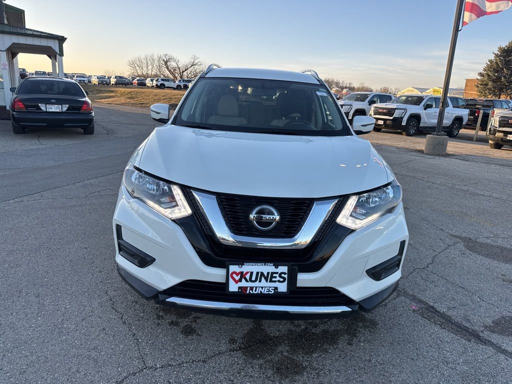 Used 2018 Nissan Rogue SV image 2