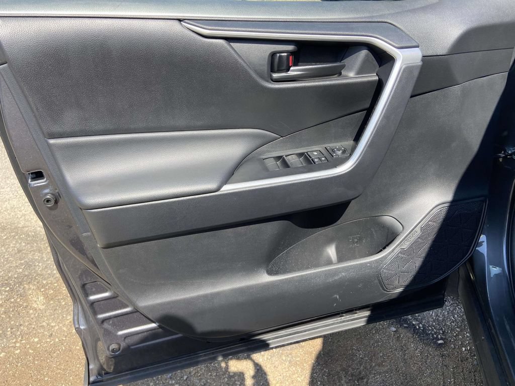 Used 2025 Toyota RAV4 LE AWD/4WD image 10