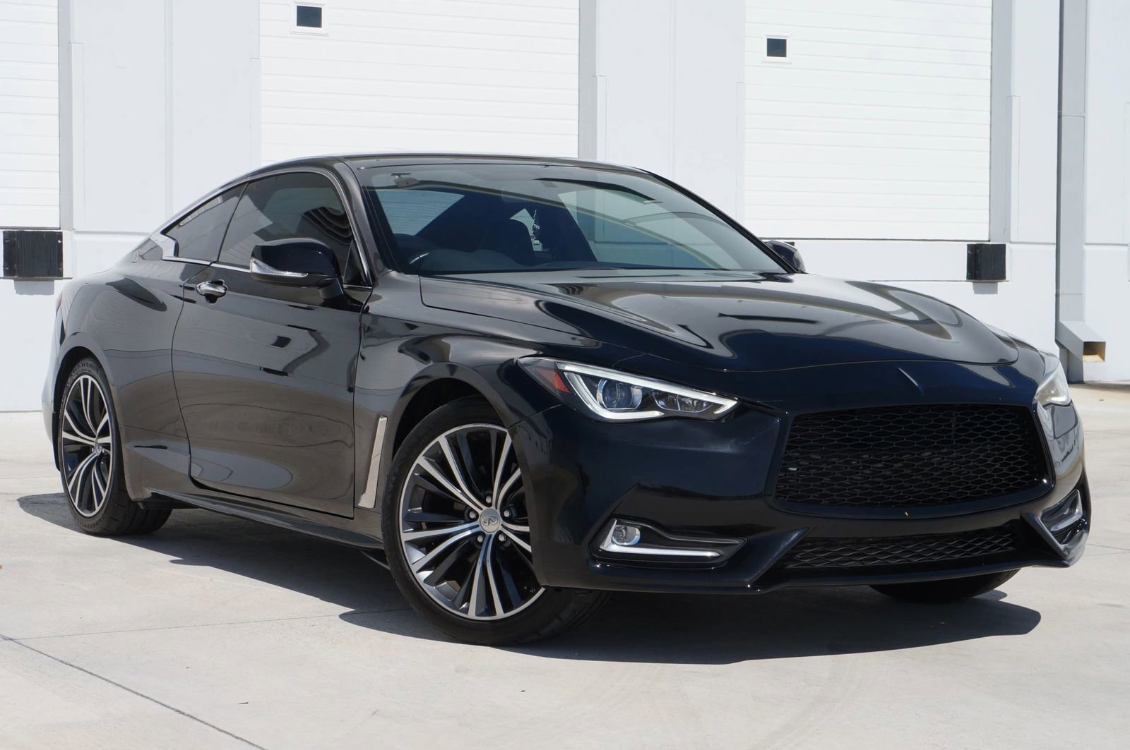 Used 2018 INFINITI Q60 2.0t w/ Cargo Package RWD image 2