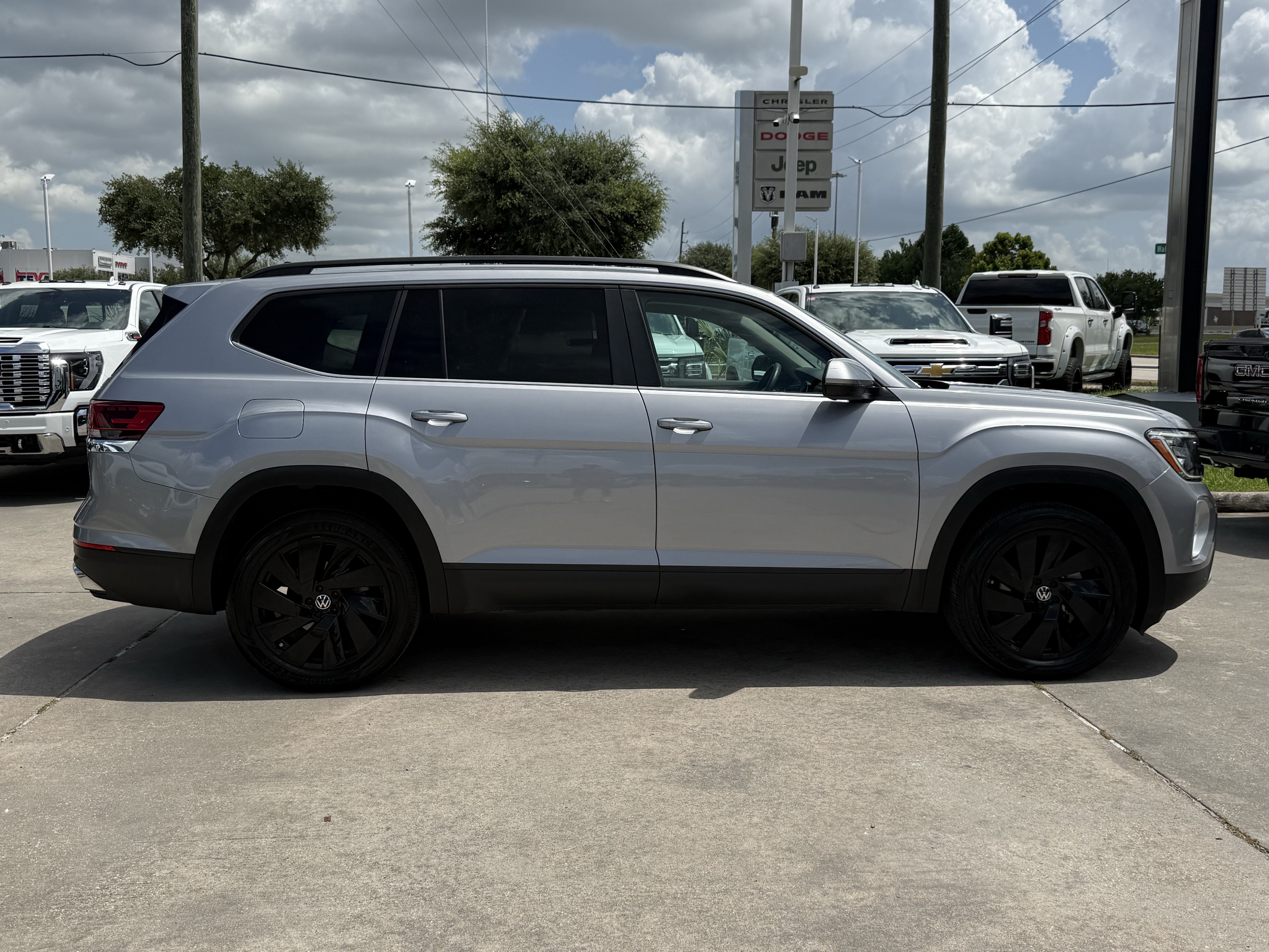 Used 2024 Volkswagen Atlas SE FWD image 3