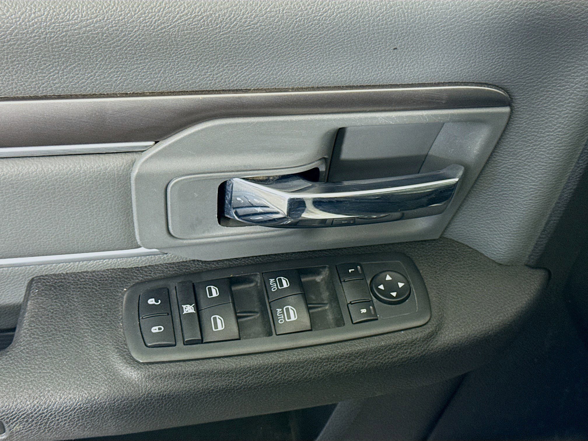 Used 2021 RAM 1500 Classic SLT image 23