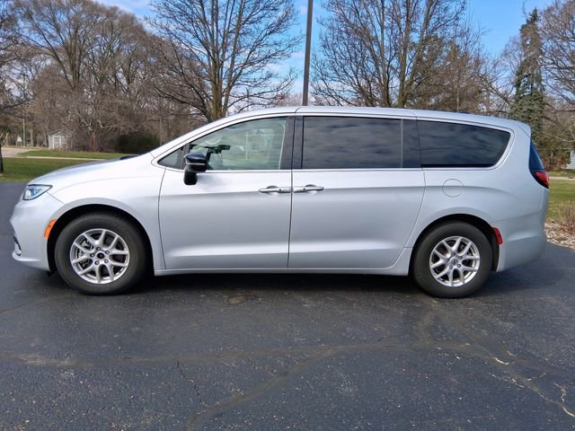 Used 2024 Chrysler Pacifica Touring-L FWD image 3