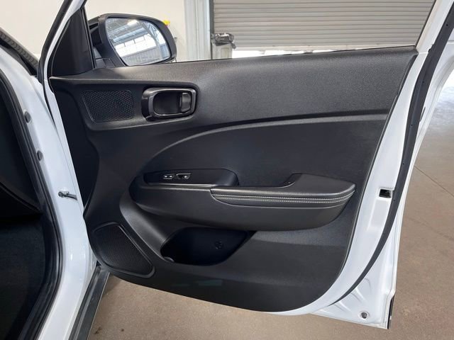 Used 2022 Hyundai Venue Limited FWD image 12