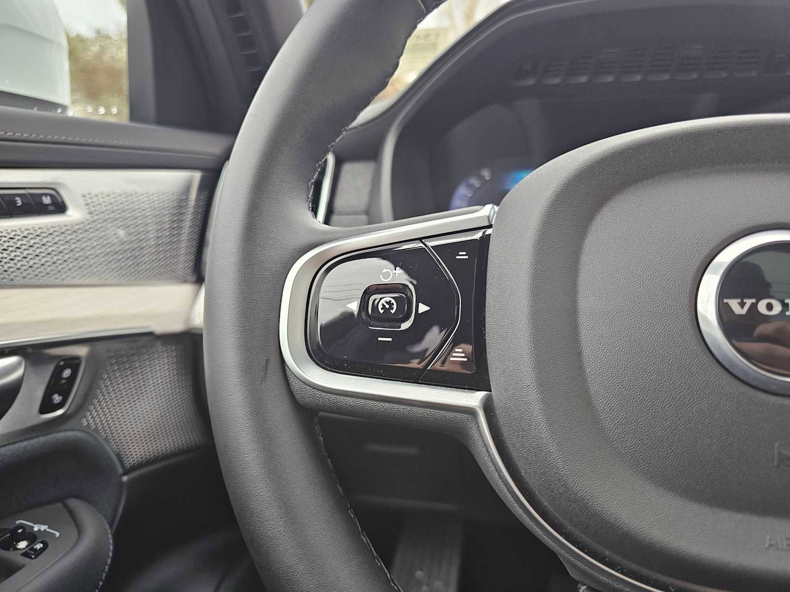 Certified 2025 Volvo XC90 T8 Ultra image 34