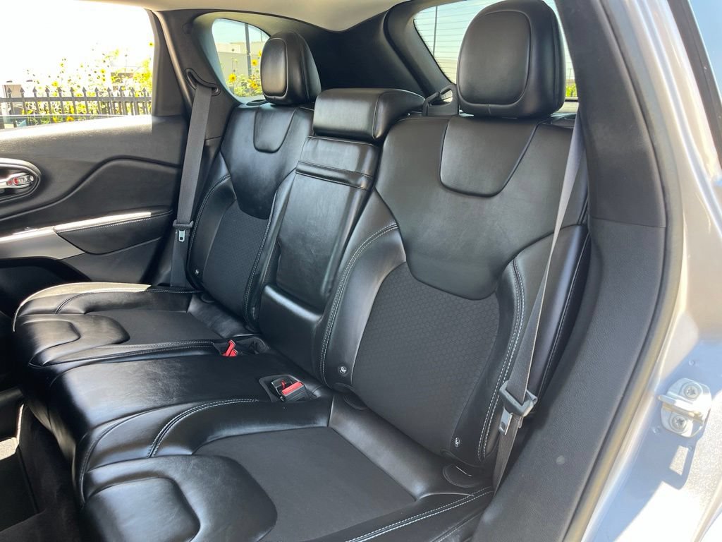 Used 2019 Jeep Cherokee Latitude Plus FWD image 27
