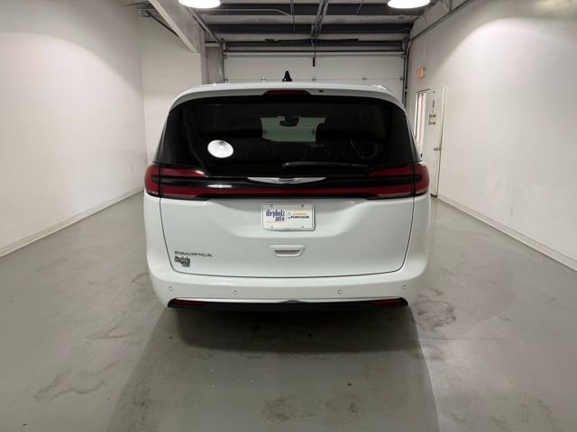 Used 2023 Chrysler Pacifica Touring-L image 6