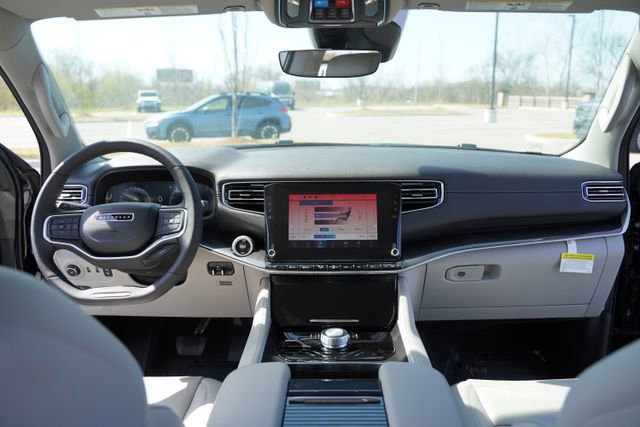 Used 2024 Jeep Wagoneer 4WD w/ Premium Group I image 27