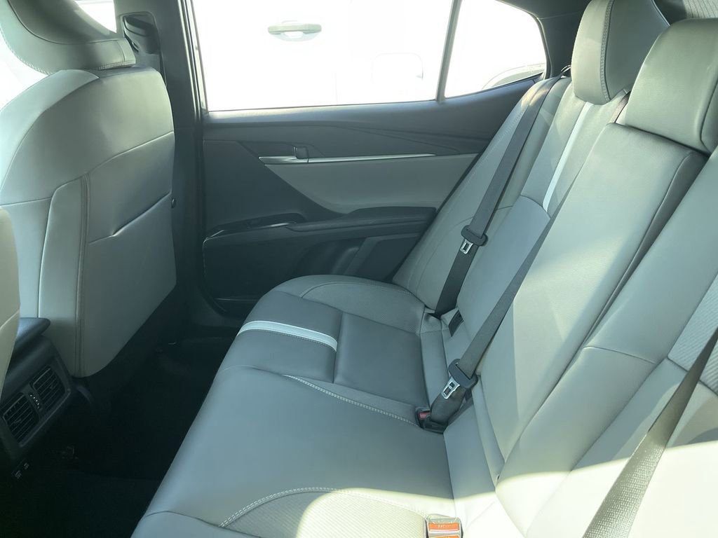 Used 2025 Toyota Camry SE w/ Convenience Package FWD image 4