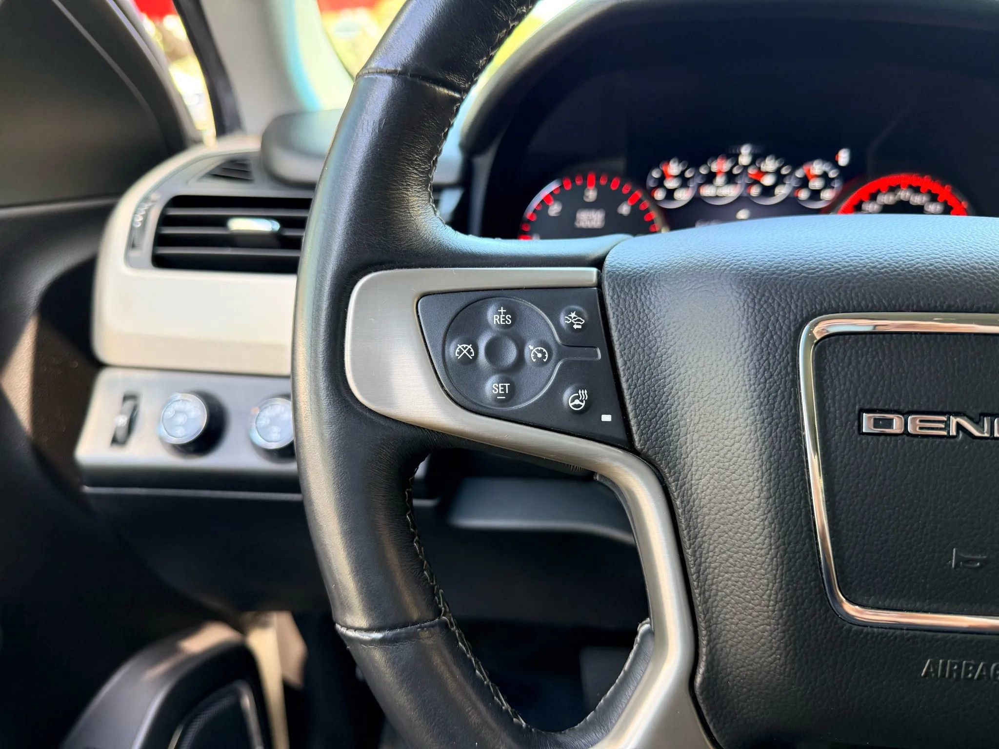 Used 2015 GMC Yukon Denali AWD/4WD image 24