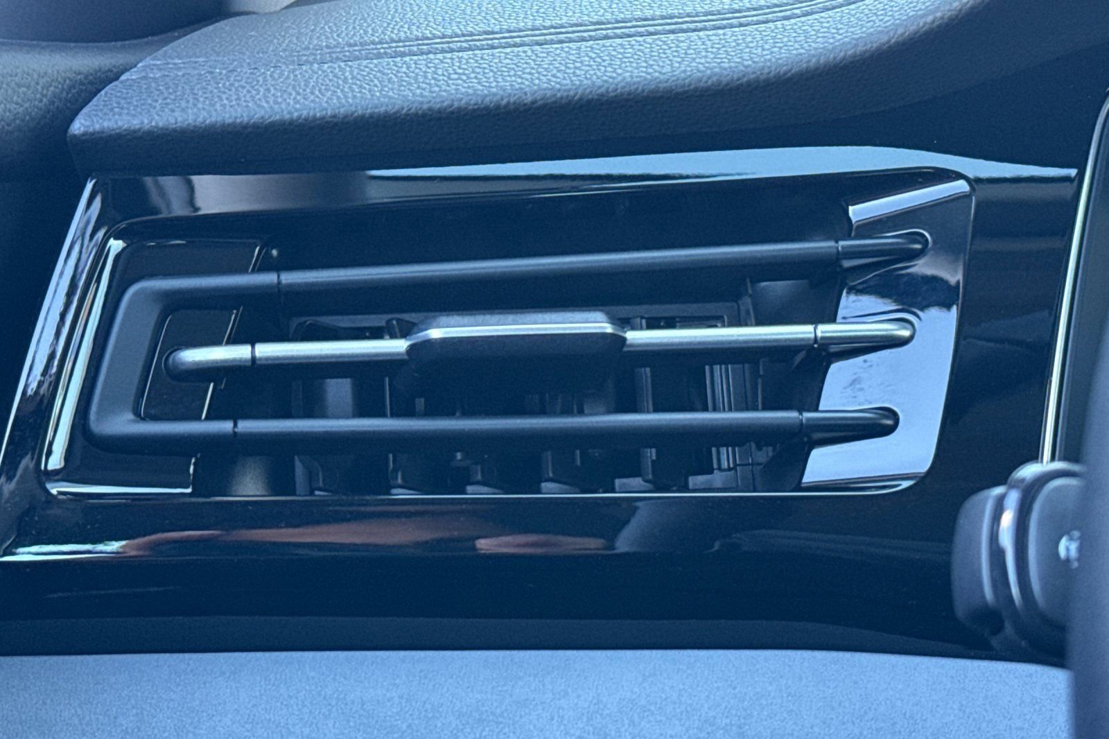 Used 2025 Volkswagen Jetta SE image 28