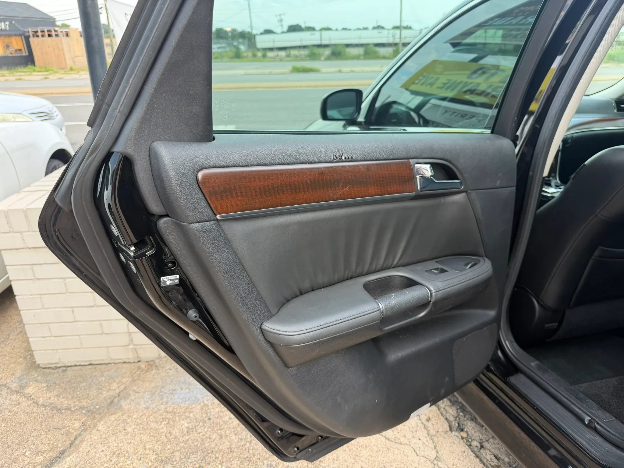 Used 2010 INFINITI M35 w/ Technology Pkg RWD image 12