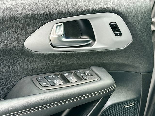 Used 2025 Chrysler Pacifica Limited w/ Uconnect Theater Family Group AWD/4WD image 18