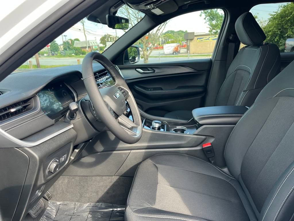 New 2025 Jeep Grand Cherokee L Laredo w/ Luxury Tech Group I image 11