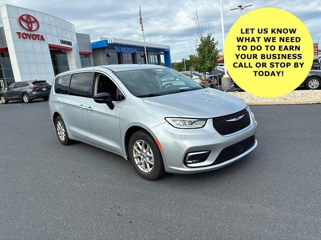 Used 2024 Chrysler Pacifica Touring-L FWD image 2