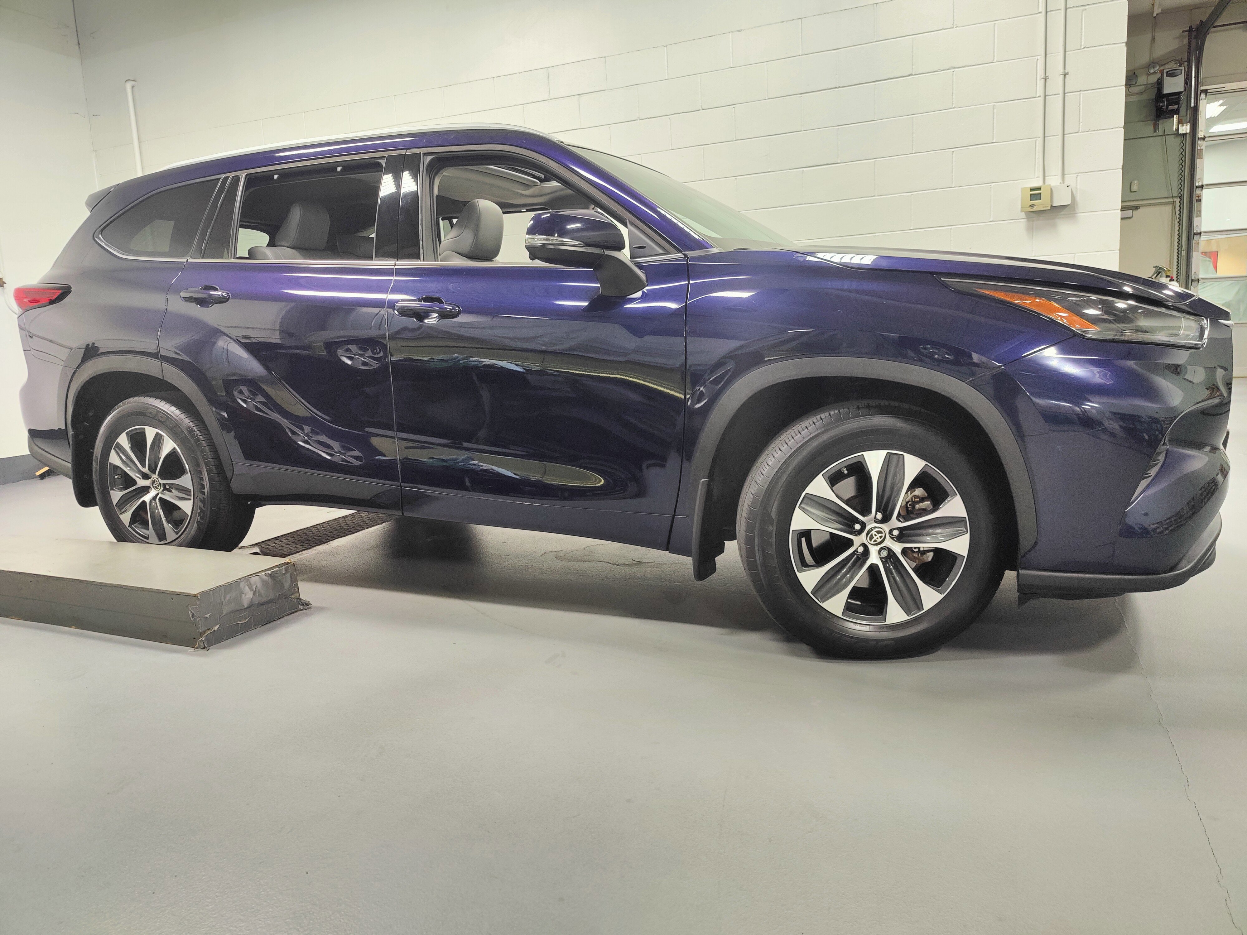 Used 2022 Toyota Highlander XLE image 3