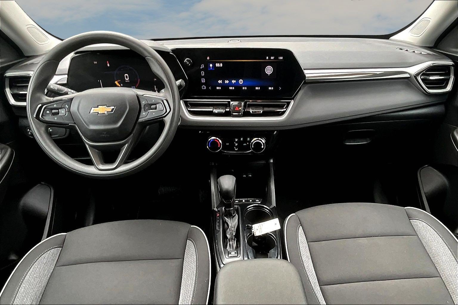Used 2025 Chevrolet TrailBlazer LT AWD/4WD image 7