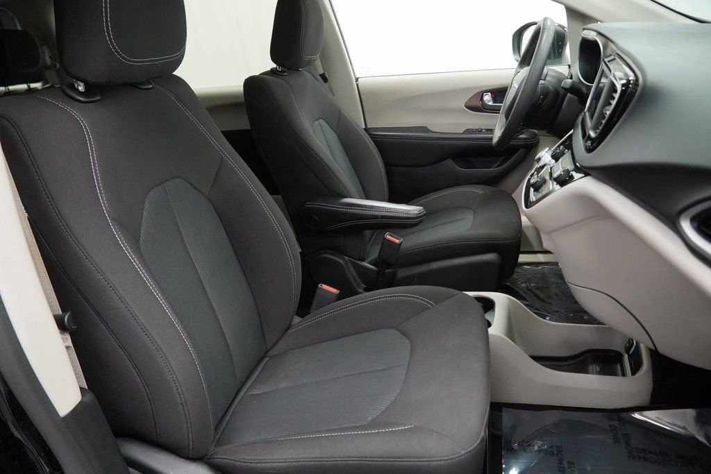 Used 2023 Chrysler Voyager LX image 42