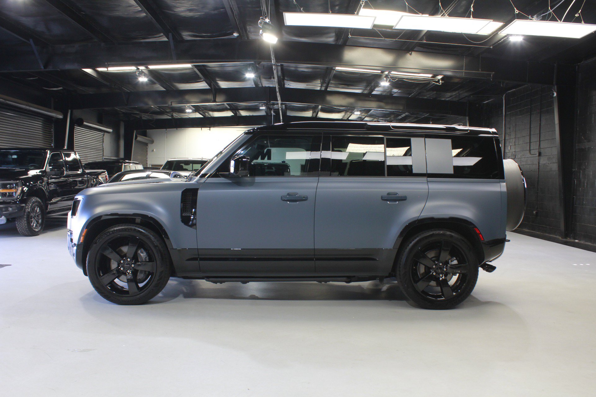 Used 2026 Land Rover Defender 110 X-Dynamic SE AWD/4WD image 3