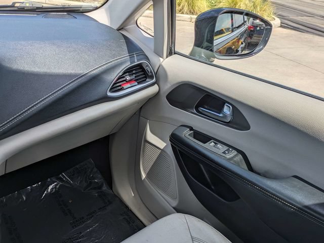 Used 2021 Chrysler Pacifica Touring-L FWD image 19