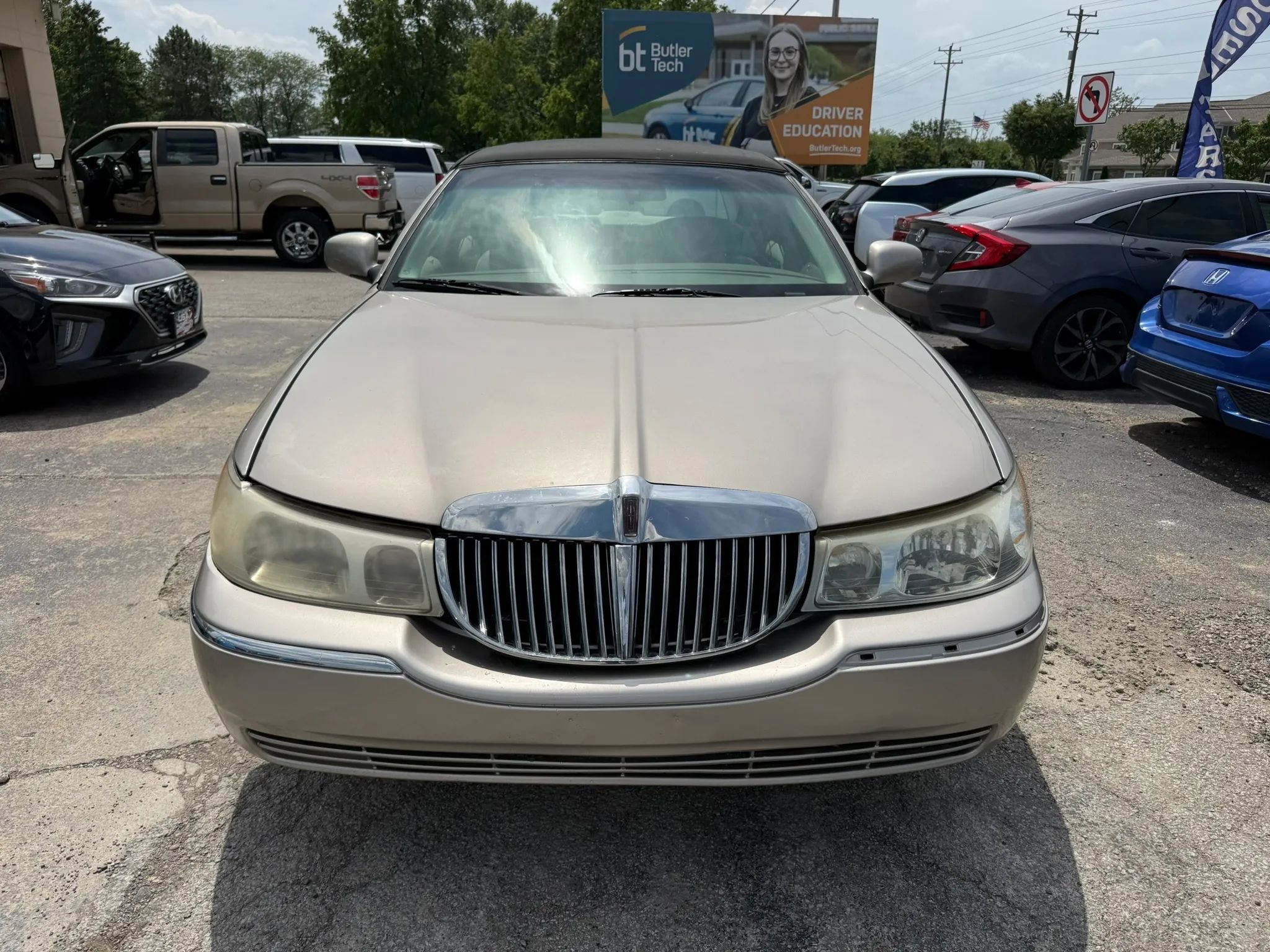 Used 2000 Lincoln Town Car Executive RWD image 8