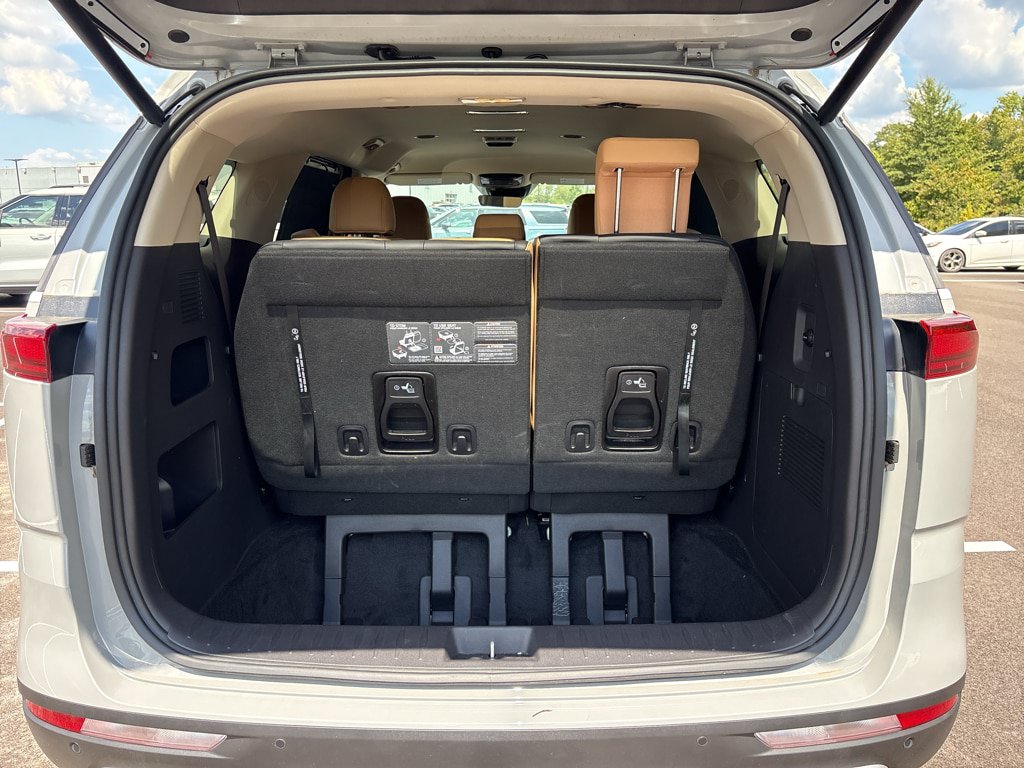 Used 2024 Kia Carnival EX FWD image 20