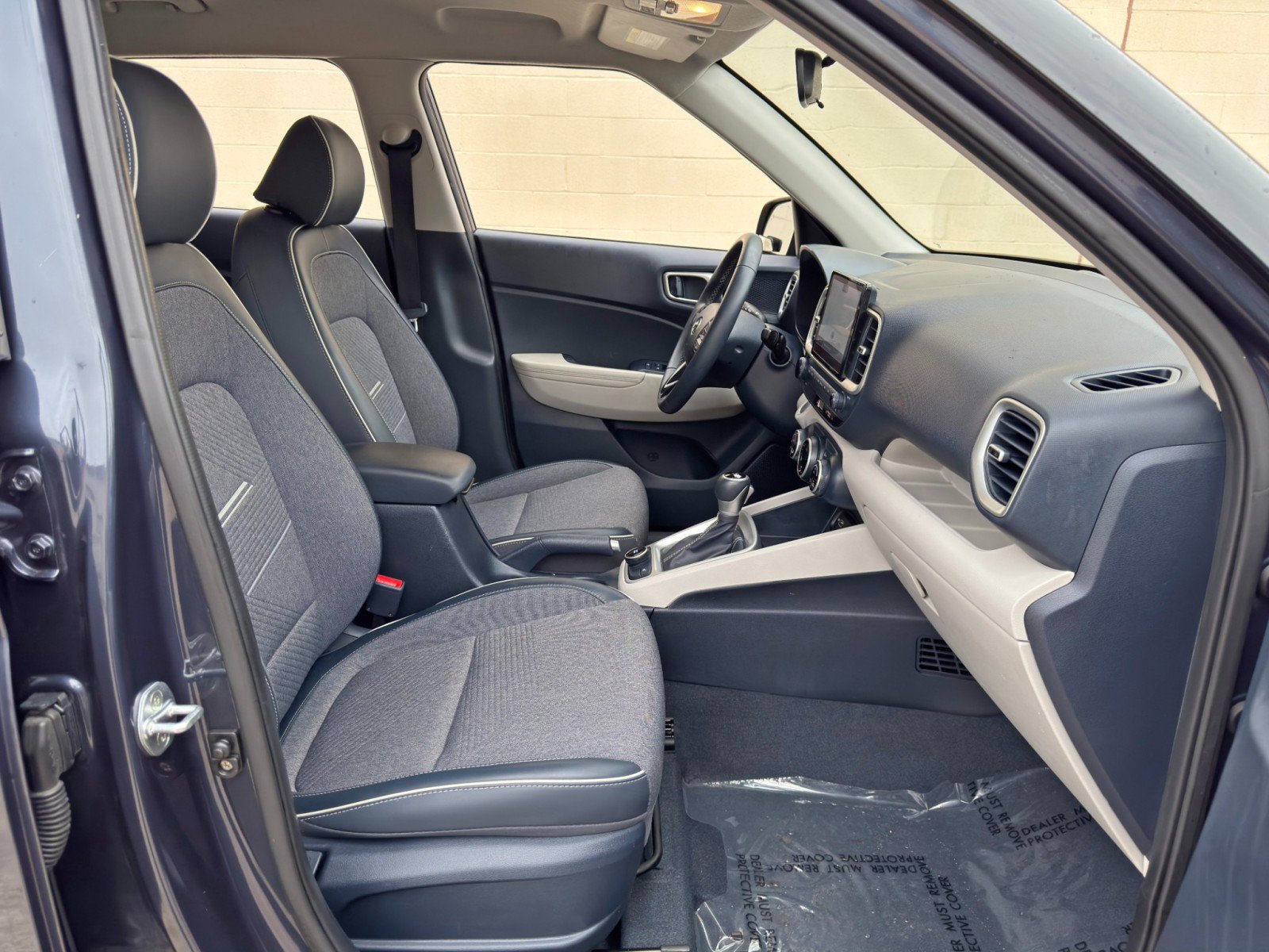 Used 2022 Hyundai Venue Limited FWD image 14