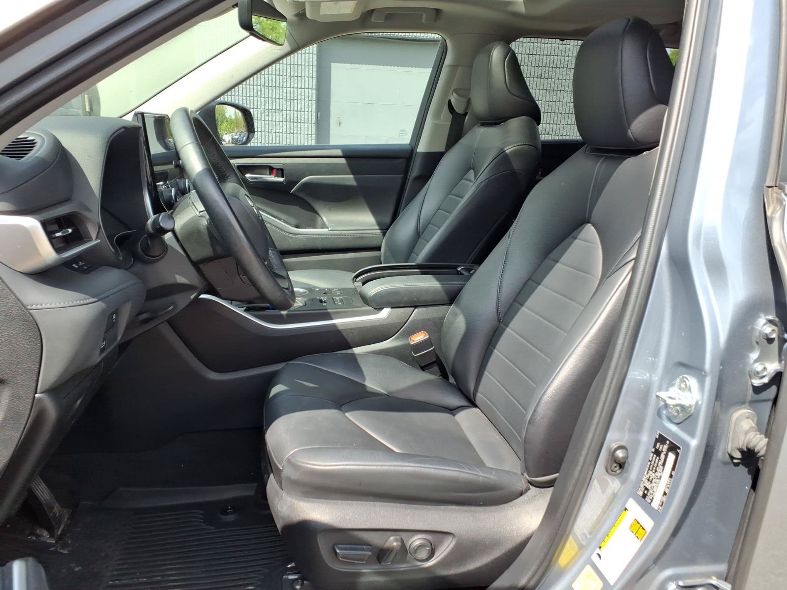 Used 2023 Toyota Highlander XLE AWD/4WD image 15