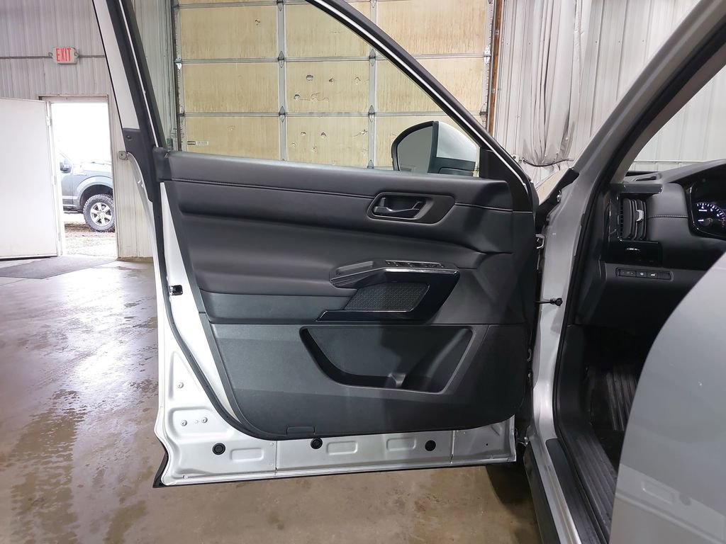 Used 2025 Nissan Pathfinder SV image 29