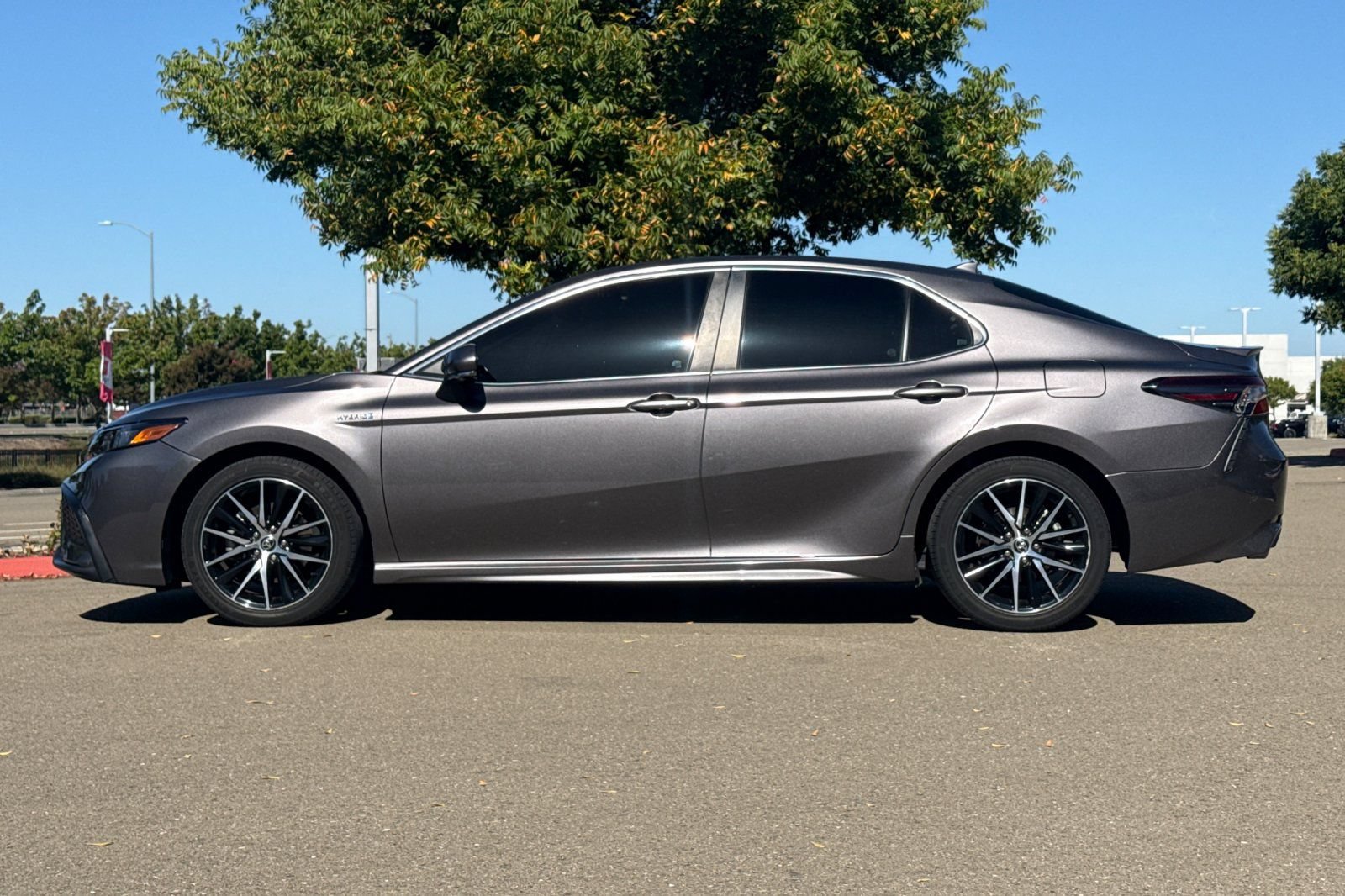 Used 2021 Toyota Camry SE w/ Cold Weather Package FWD image 7